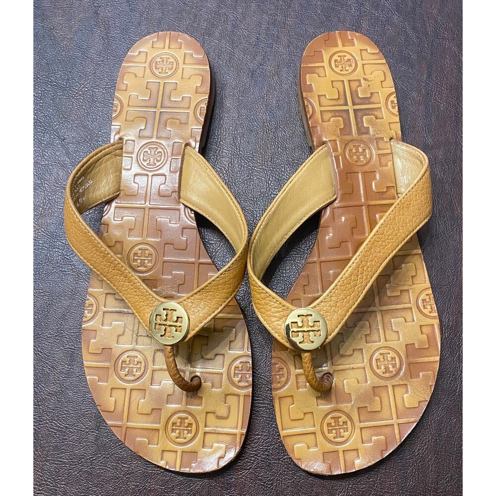 Tory Burch Tan Leather Thong Sandals Logo Medallion Flip Flops‎ Classic Resort